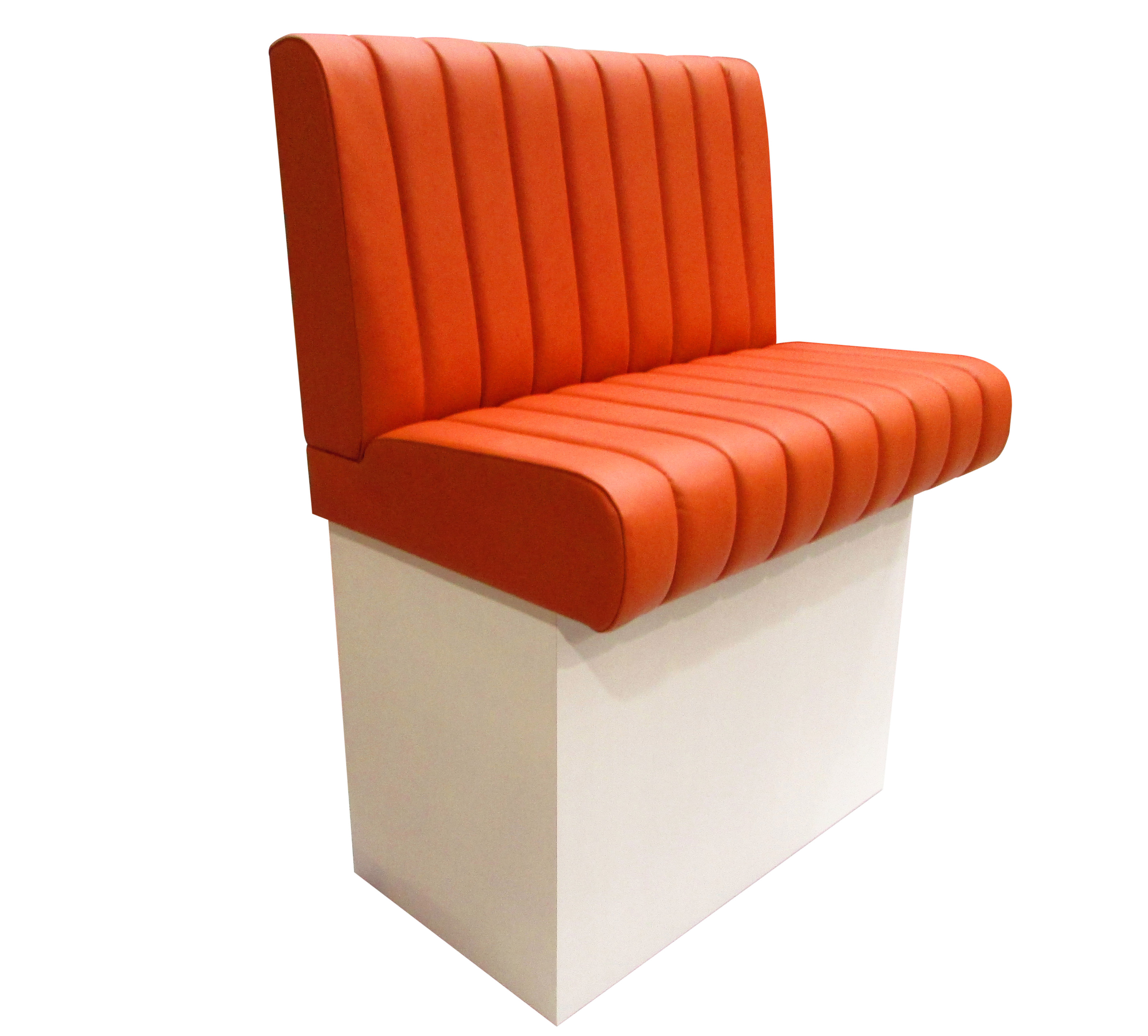 Perspektivische Ansicht der Vollpolsterbank Modell 2013 als hochbank mit geschlossenem weißen Sockel. Sitz und Rücken mit orangenem Kunstleder bezogen und mit Pfeifensteppung versehen. 